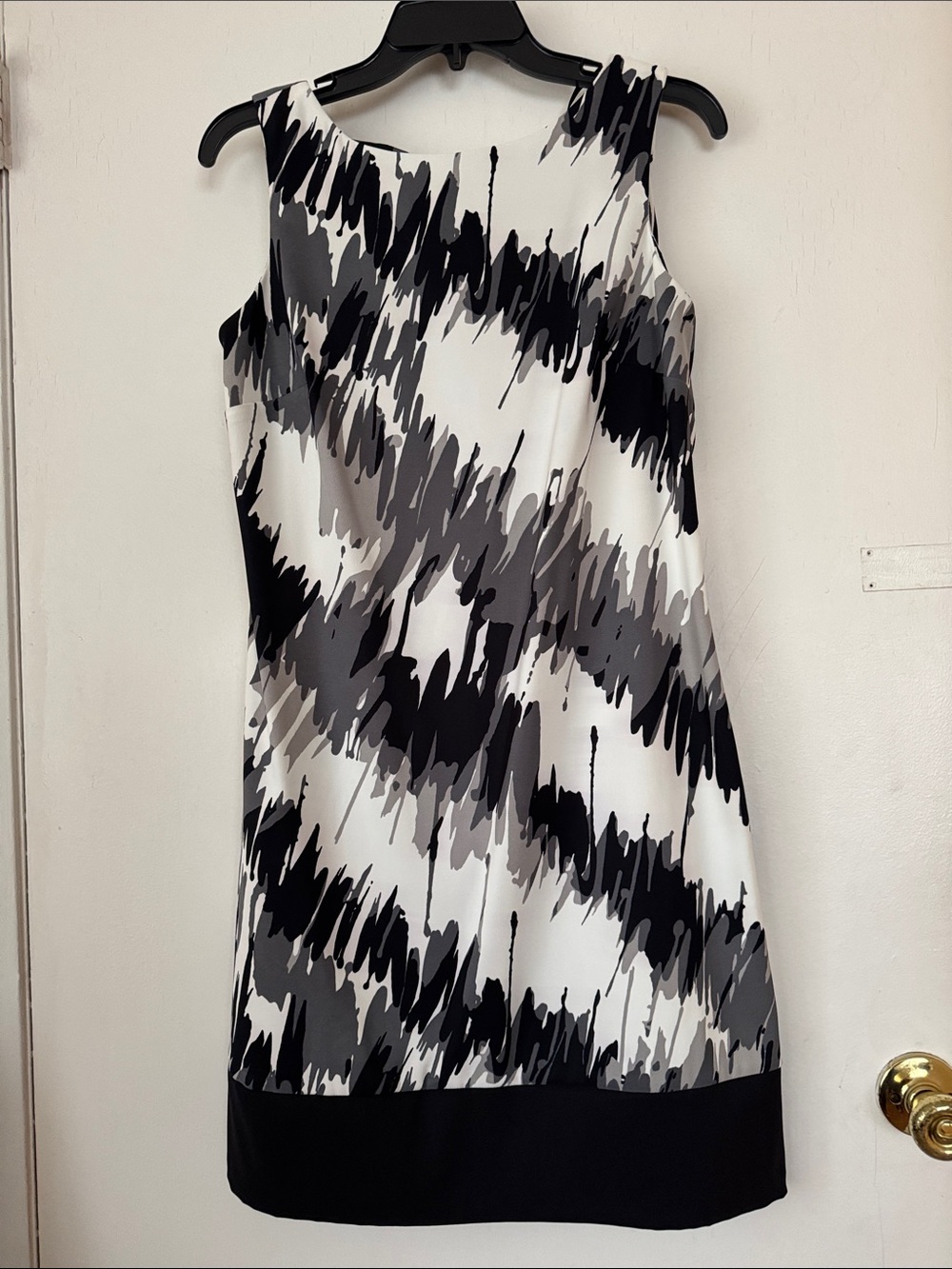 dressbarn Black, White & Gray Abstract Sheath Dress. Size 8